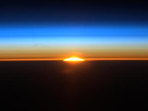 582749main_sunrise_from_iss-4x3_946-710